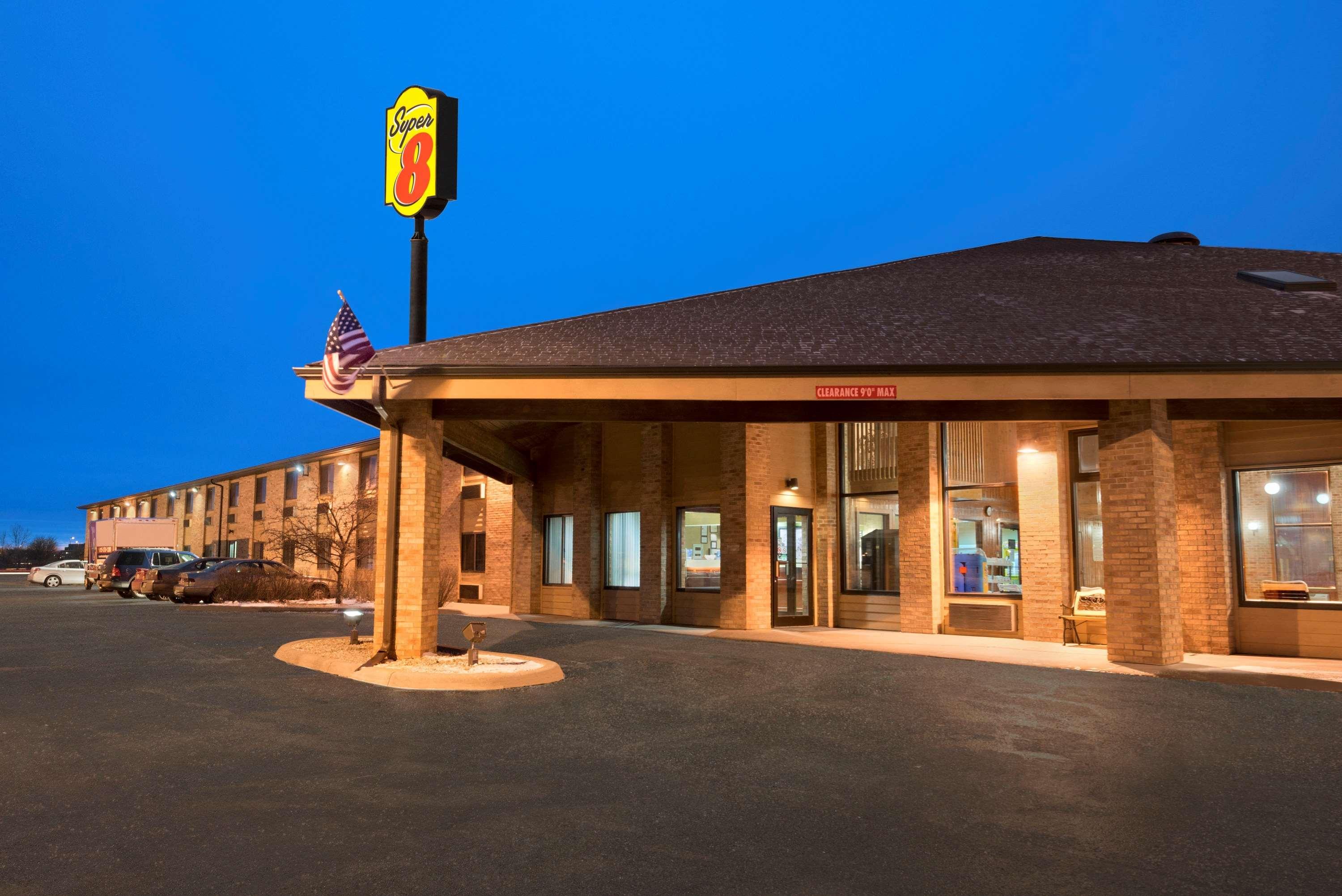 Super 8 By Wyndham Green Bay I-43 Bus. Park Exterior photo